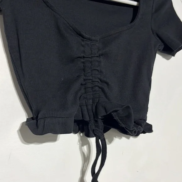 ZARA Black Cinched Front V-Neckline Ruffle Hem Short Sleeve Crop Top Size Small - Picture 4 of 8